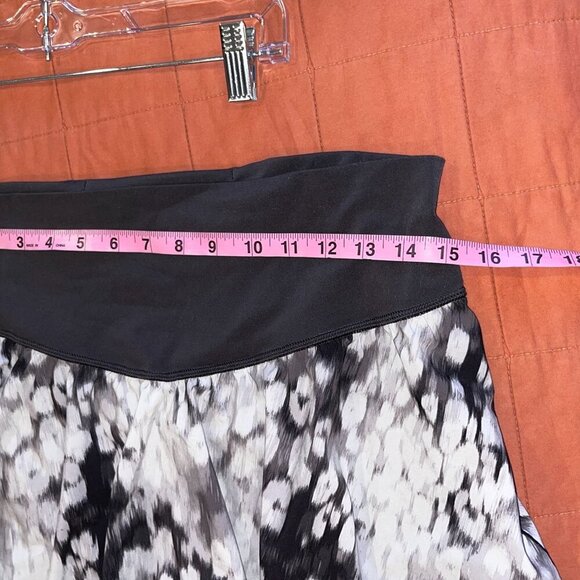 Offline By Aerie Black & Gray Printed Lightweight & Stretchy Women's skirt Size - Picture 5 of 7
